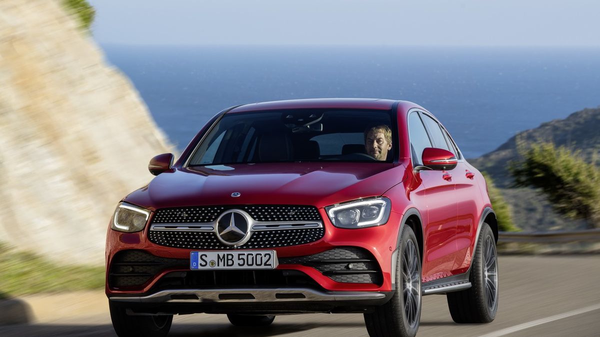 Dzięki nowej atrapie chłodnicy i zmodyfikowanym reflektorom, GLC upodobnił się do młodszego rodzeństwa.