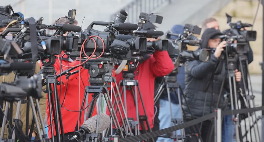 W telewizji operatorzy kamer mają lepiej niż dziennikarze? „Walka o każdy dyżur”