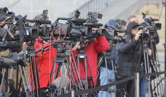 W telewizji operatorzy kamer mają lepiej niż dziennikarze? „Walka o każdy dyżur”