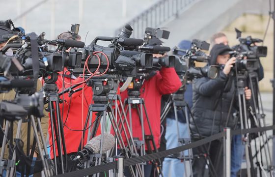 W telewizji operatorzy kamer mają lepiej niż dziennikarze? „Walka o każdy dyżur”