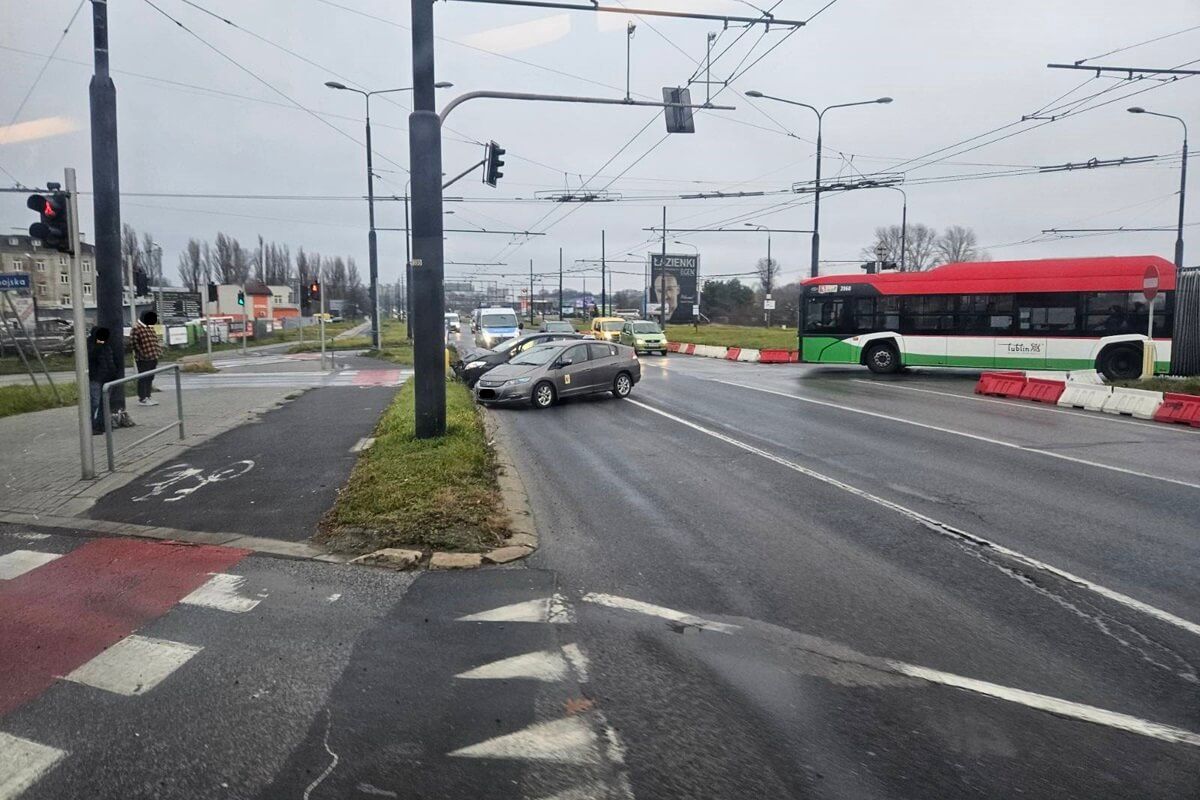 Zderzenie hondy z toyotą na skrzyżowaniu al. Unii Lubelskiej z ul. Zamojską