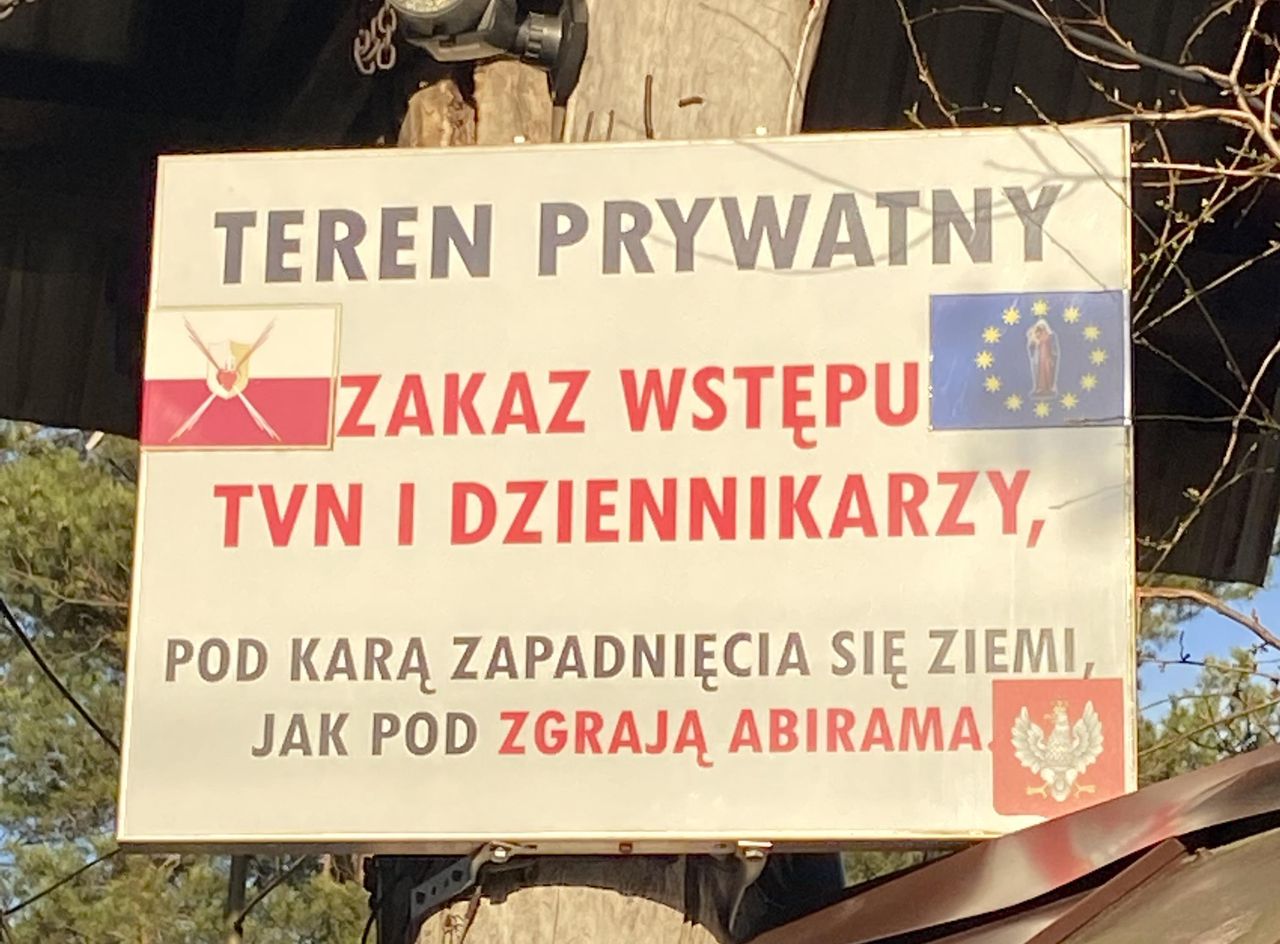Wejście do pustelni ks. Piotra Natanka. Intruzi mogą został obłożeni klątwą