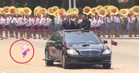 Putin i Kim zerkali z niepokojem. Spójrzcie na balonik
