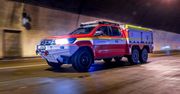 Toyota Hilux przecina elektryka na pół. Nie potrzebuje kontenera do gaszenia