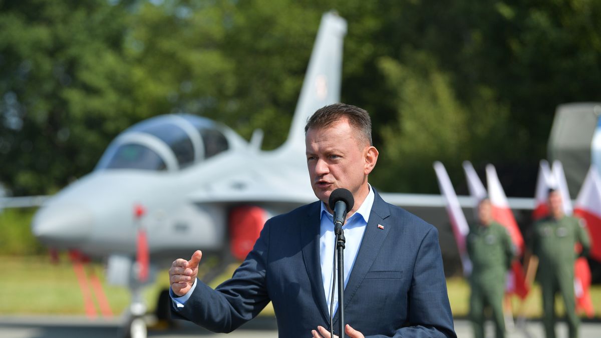 Mińsk Mazowiecki, 21.08.2023. Minister obrony narodowej Mariusz Błaszczak podczas konferencji prasowej nt. programu pokazów lotniczych Air Show 2023, 21 bm. na terenie 23. Bazy Lotnictwa Taktycznego w Mińsku Mazowieckim. Międzynarodowe Pokazy Lotnicze Air Show Radom 2023 wracają po 5 latach przerwy. Odbędą się w ostatni weekend wakacji � 26 i 27 bm. (mr) PAP/Przemysław Piątkowski