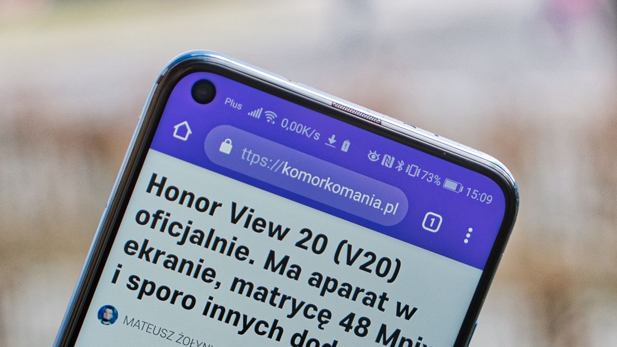 Jak korzysta się ze smartfonu z otworem w ekranie? 1