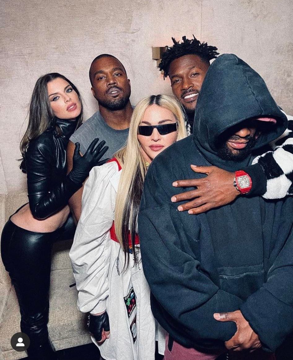 Julia Fox z Kanye Westem i Madonną