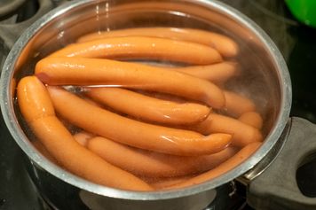 Prześwietlił składy popularnych parówek. "Syf, zmielone skóry, chrząstki i ścięgna"