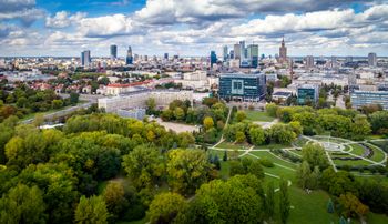Pogoda w Warszawie. Prognoza na piątek 13 lutego. Chmury, słaby deszcz nad ranem, niskie ciśnienie