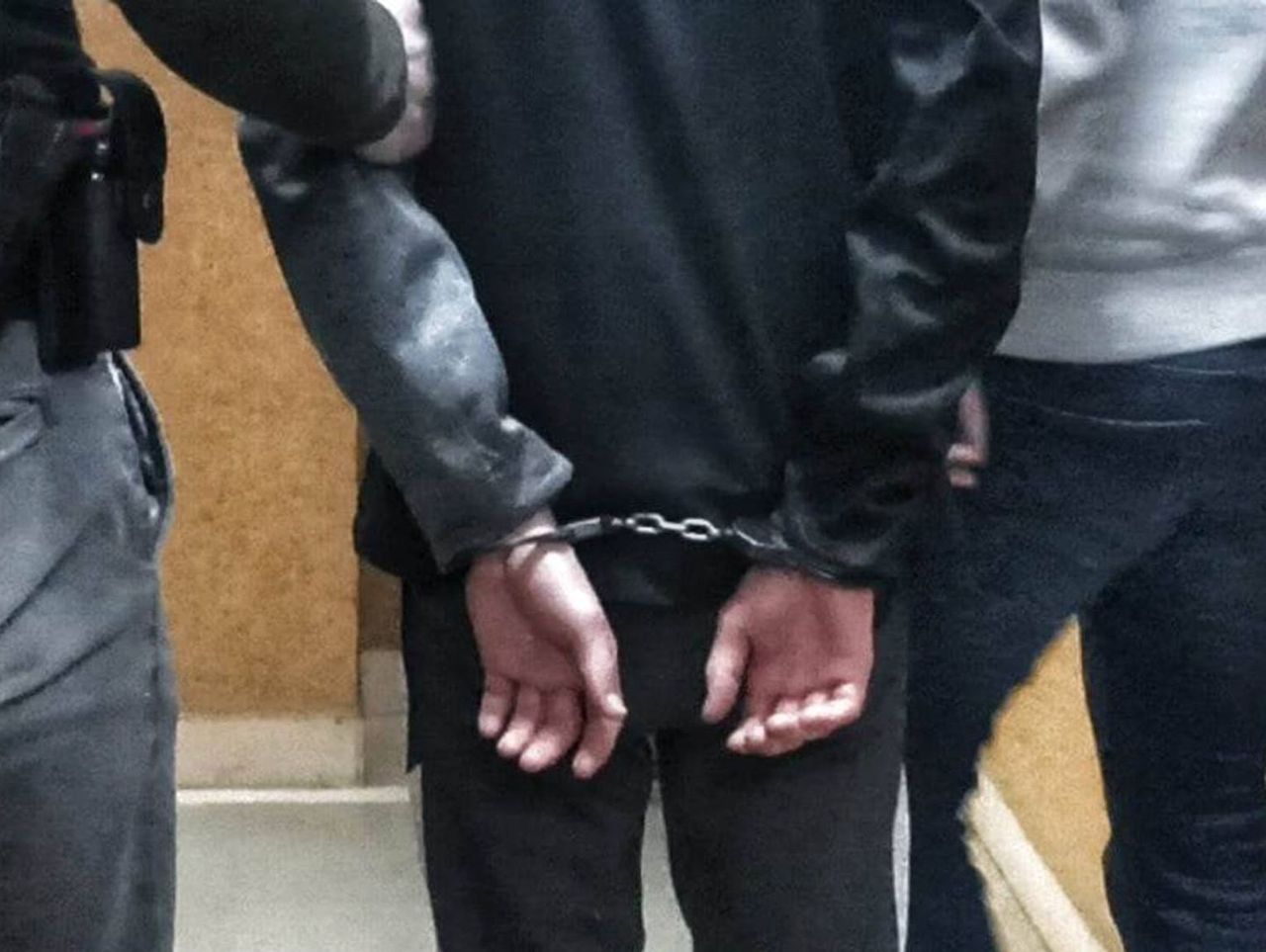Sześciu młodych mężczyzn bez powodu pobiło 20-latka. Przytrzymywali go i kopali po całym ciele