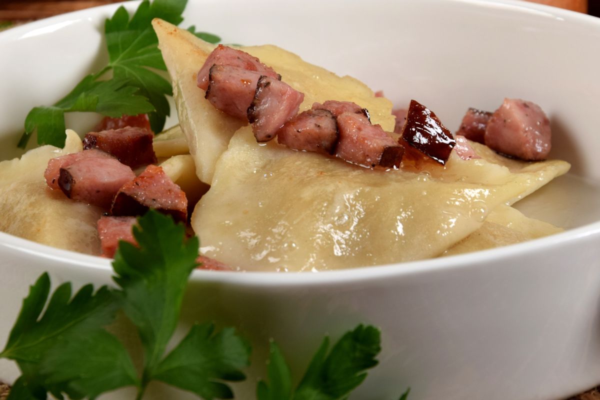 Dania na Wielkanoc: pierogi z białą kiełbasą i chrzanem
