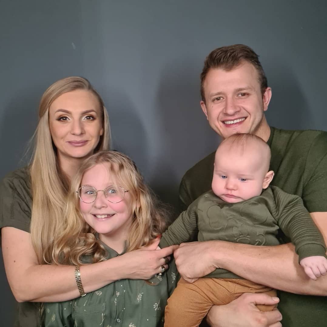 Dawid Narożny chwali się rodzinną sesją z partnerką i dziećmi