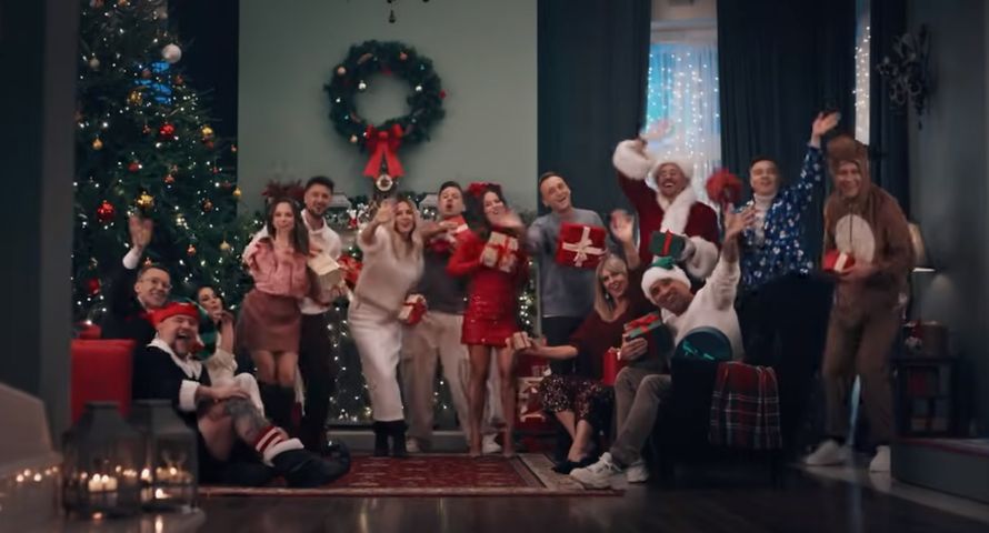 "Święta marzeń" w piosence Polsatu na Boże Narodzenie. Ibisz świętym Mikołajem