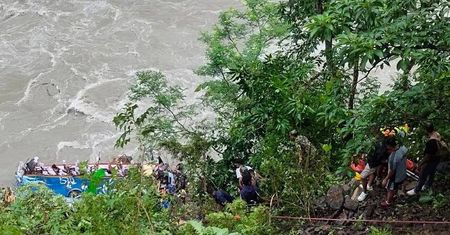 Dramatyczny wypadek w Nepalu. 27 pielgrzymów nie żyje