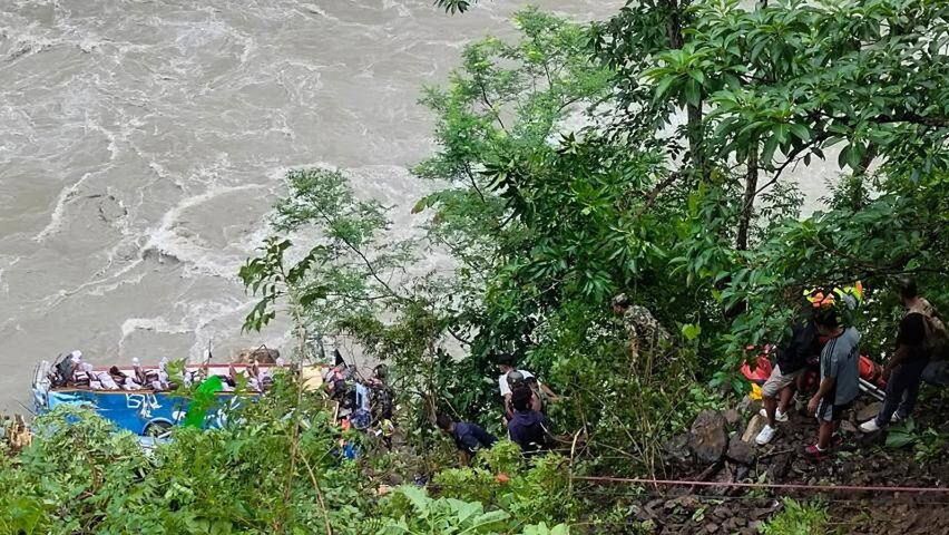 Autobus z pielgrzymami z Nepalu spadł do rwącej rzeki Marsyangdi