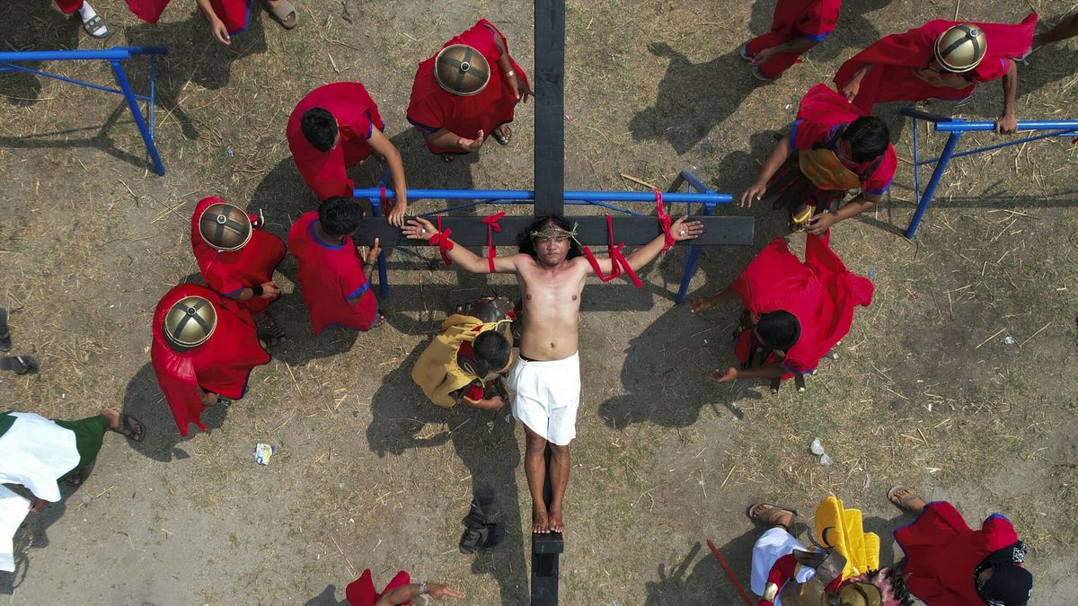 arch54
Ruben Enaje is nailed to the cross during a reenactment of Jesus Christ's sufferings as part of Good Friday rituals April 7, 2023, in the village of San Pedro, Cutud, Pampanga province, northern Philippines. The real-life crucifixions, a gory Good Friday tradition that is rejected by the Catholic church, resumes in this farming village after a three-year pause due to the coronavirus pandemic.(AP Photo/Aaron Favila)
Aaron Favila