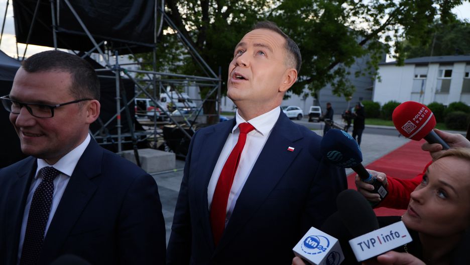Warszawa, 23.05.2025. Wybory Prezydenta RP 2025 - kampania przed II turą. Kandydat Komitetu Obywatelskiego, popierany przez PiS prezes IPN Karol Nawrocki (P) przed gmachem TVP w Warszawie, 23 bm. W siedzibie Telewizji Polskiej odbywać się będzie debata kandydatów przed II turą wyborow prezydenta RP, transmitowana przez trzy ogólnopolskie stacje ? TVP, TVN i Polsat. (ad) PAP/Paweł Supernak