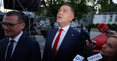 Unik Nawrockiego. Tak tłumaczy się z ustawek