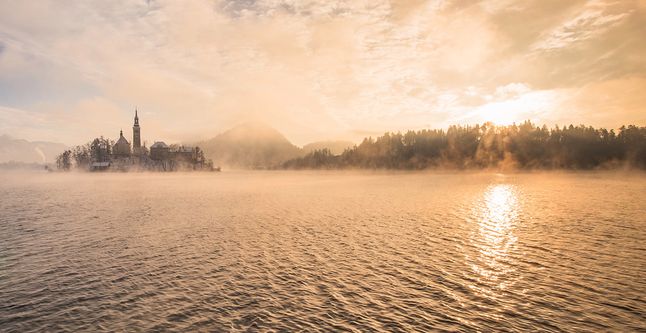 Okolice jeziora Bled dają Alesowi poczucie życia w bajce – czyste piękno i niewielki kościół na środku jeziora sprawiają, że można zapomnieć o problemach codzienności. Fotograf bardzo chciał zrobić zdjęcia tego miejsca zimą - „Nie zrozum mnie źle, to malownicze miasteczko jest piękne podczas każdej pory roku, ale dla mnie błyszczy tylko w zimny śnieżny poranek”.