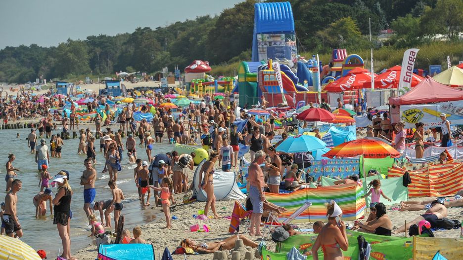 Plaża w Ustce. Jak się okazuje  pobyt w trzygwiazdkowym hotelu kosztuje tu więcej niż na Rodos