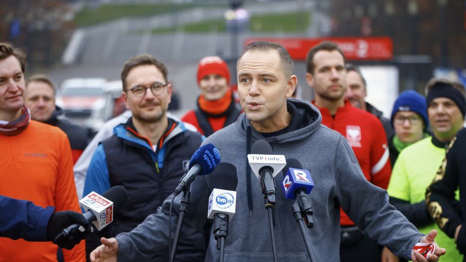 Rozpoznaliśmy uczestnika biegu z Nawrockim. "To milioner dobrej zmiany"