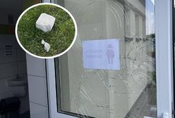 Sprawdzali kostką brukową wytrzymałość szyby w drzwiach, potem wysadzili siedziska