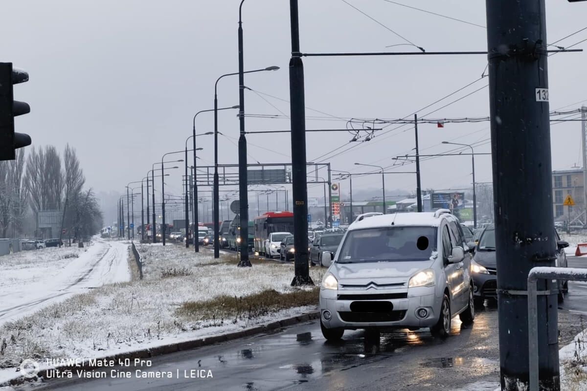 Zderzenie volvo z audi na skrzyżowaniu al. Unii Lubelskiej z ul. Zamojską w Lublinie