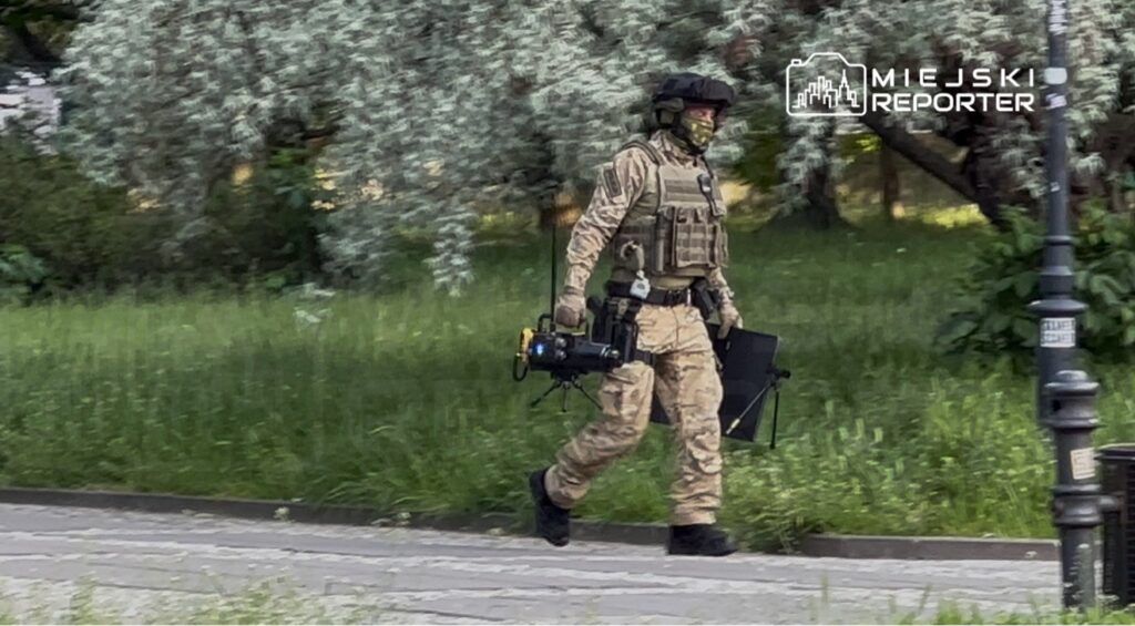 Warszawa: Walizka zostawiona w parku pod Pałacem Kultury i Nauki. Na miejscu pirotechnicy