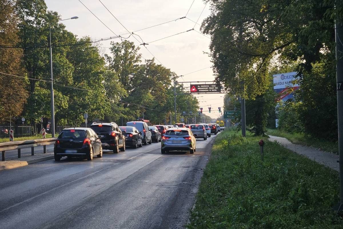 Korek na al. Kraśnickiej i wyświetlona na tablicy informacja o kolizji