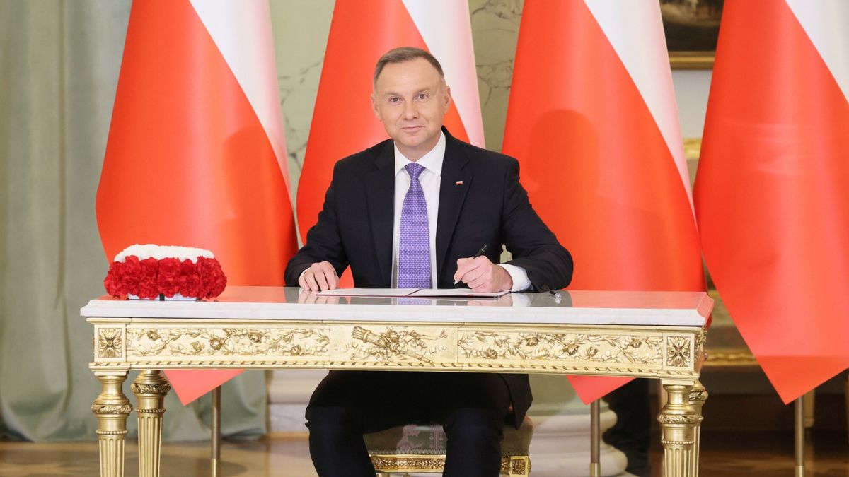 Prezydent Duda podpisa? nowelizacj? emerytur pomostowych
Fot. Pawel Wodzynski/East News Warszawa, 16.08.2023. Palac Prezydenckim. Uroczyste podpisanie przez prezydenta Andrzeja Dude nowelizacji ustawy o emeryturach pomostowych. N/z: Andrzej Duda.
Pawel Wodzynski