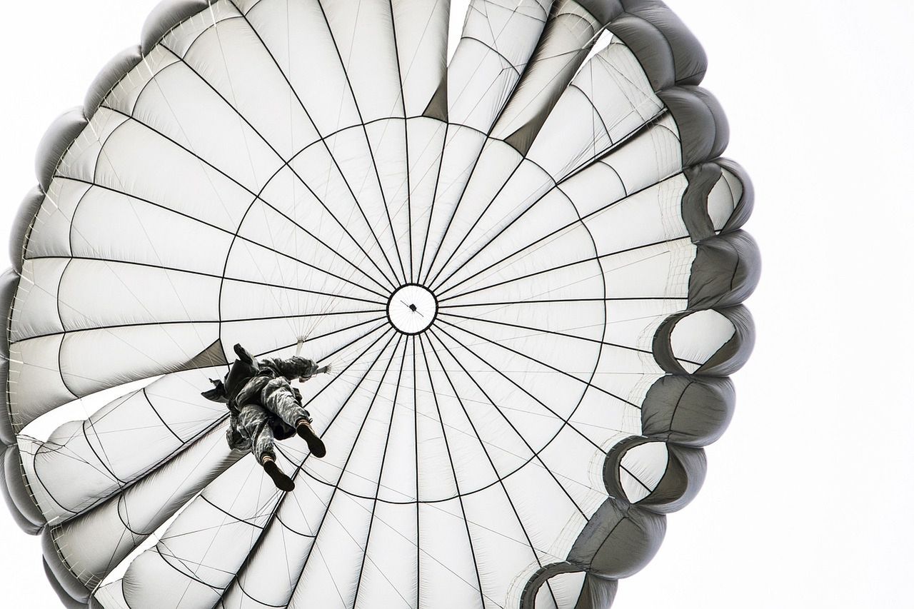 Pierwszy skok ze spadochronem. Śmiałek odciął powłokę balonu 2