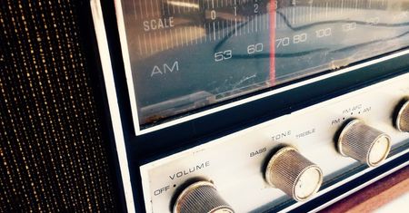 Steganografia i piosenka "Better Days", czyli jak ukryć wiadomość w publicznej transmisji radiowej