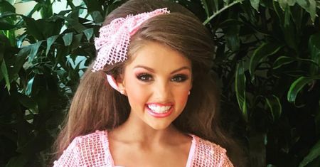Miała 9 lat, gdy została małą miss. Dziś bez makijażu i tony lakieru do włosów jest nie do poznania (ZDJĘCIA)