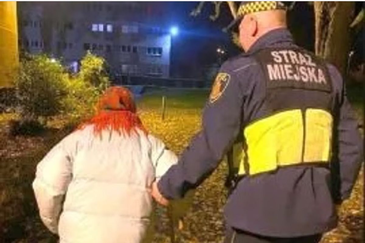 Seniorka utknęła na schodach. Zgubiła klucze do mieszkania