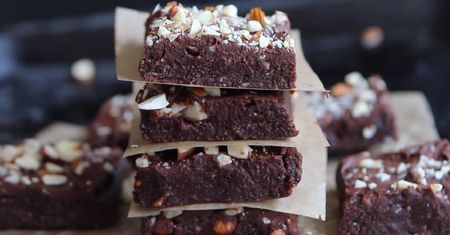 Przepis na ciasto czekoladowe bez jajek. Brownie gotowe w mniej niż 40 minut