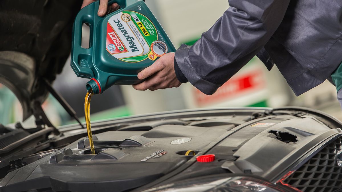 Jeśli samodzielnie wymieniamy olej w samochodzie, musimy też pamiętać o jego odpowiedniej utylizacji