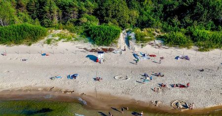 Budżetowy urlop w uzdrowisku. Domki w lesie przy samej plaży w niższych cenach