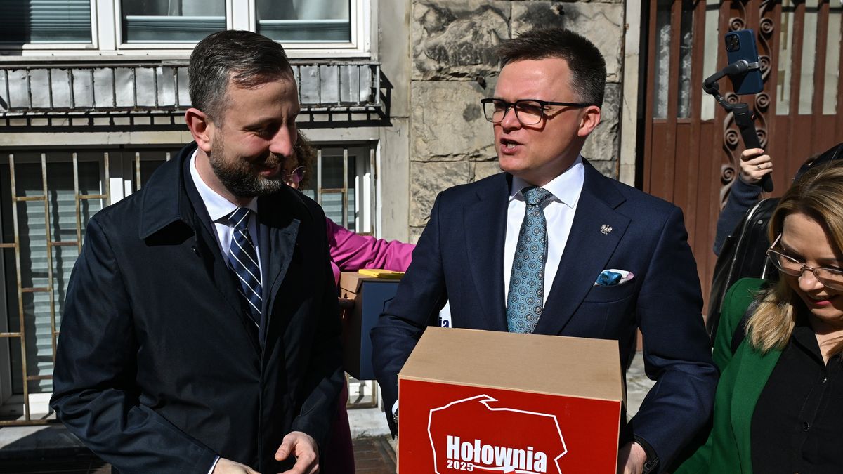 Warszawa, 20.03.2025. Wybory Prezydenta RP 2025 - kampania. Kandydat Trzeciej Drogi, marszałek Sejmu Szymon Hołownia (C) oraz wicepremier, minister obrony narodowej Władysław Kosiniak-Kamysz (L) podczas konferencji prasowej przed siedzibą Państwowej Komisji Wyborczej w Warszawie, 20 bm. Konferencja tow. złożeniu w PKW podpisów z poparciem koniecznych dla zarejestrowania kandydata na prezydenta. (jm) PAP/Radek Pietruszka