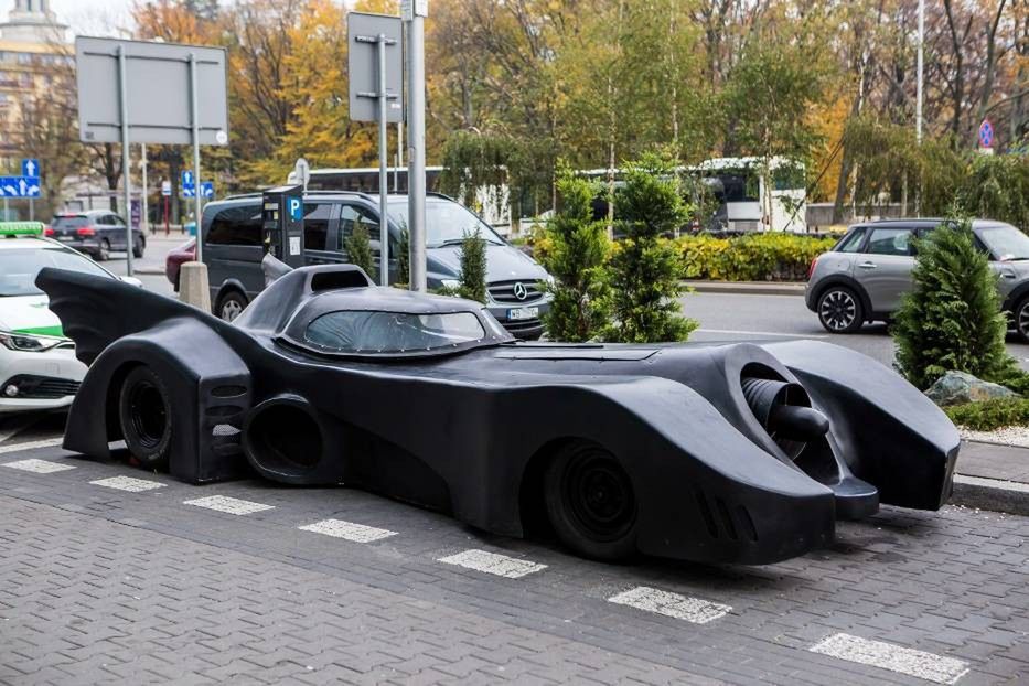 Batmobil w Warszawie! Co samochód Batmana robi w stolicy? [WIDEO]