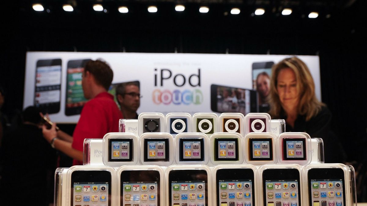 eyevine - arch(100901) -- SAN FRANCISCO, Sept. 1, 2010 (Xinhua) -- New iPod media players are displayed at Apple's fall 2010 event in San Francisco, the United States, Sept. 1, 2010. Apple unveiled a new line of its iPod models and a new version of Apple TV on Wednesday's event.  (Xinhua/Qi Heng) (zw) Xinhua News Agency / eyevineXinhua