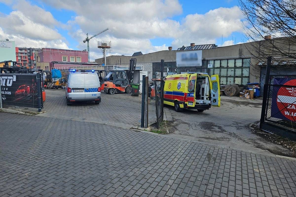 Wózek widłowy przetoczył się po pracowniku serwisu wózków widłowych przy ul. Nałęczowskiej
