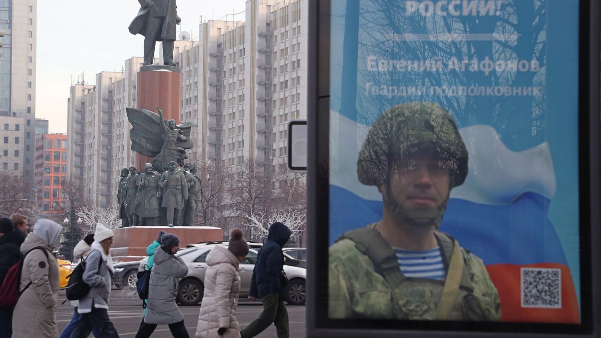 People walk near a billboard depicting Russian serviceman Evgeny Agafonov with a slogan reading 'Glory to the Heroes of Russia' and the Monument to Lenin in the Kaluga Square in Moscow, Russia, 01 December 2022. EPA/MAXIM SHIPENKOV Dostawca: PAP/EPA.