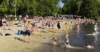 Słoneczna niedziela nad Stawikami - na plaży zgromadziły się tłumy mieszkańców. Sezon letni oficjalnie rozpoczęty.