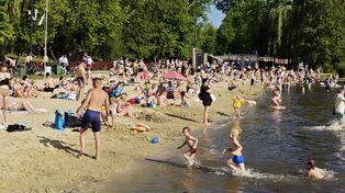 Słoneczna niedziela nad Stawikami - na plaży zgromadziły się tłumy mieszkańców. Sezon letni oficjalnie rozpoczęty.