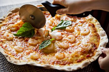 Skarbówka wpadła na pizzę z krewetkami. W sieci zawrzało