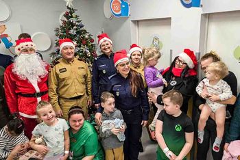 Nowa Sól: Policyjni Mikołaje pojawili się u dzieci w szpitalu