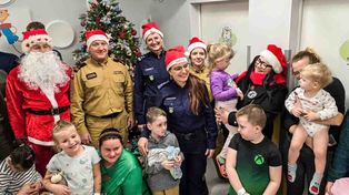 Nowa Sól: Policyjni Mikołaje pojawili się u dzieci w szpitalu