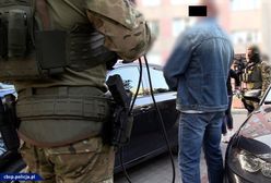 Akcja CBŚP. Narkotyki, broń i kradzieże rowerów. Na Targówku działała zorganizowana grupa przestępcza