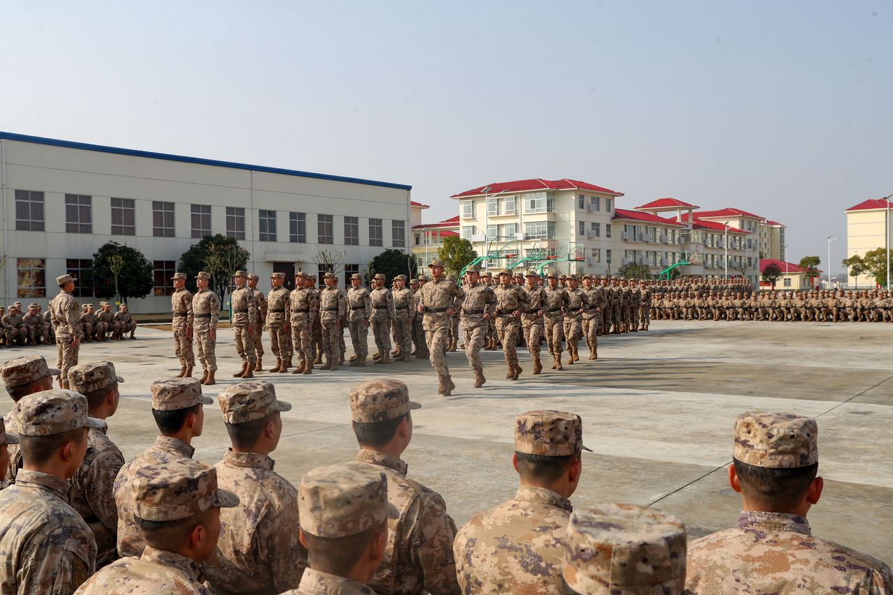 Chińska armia w czasie ćwiczeń - zdjęcie poglądowe