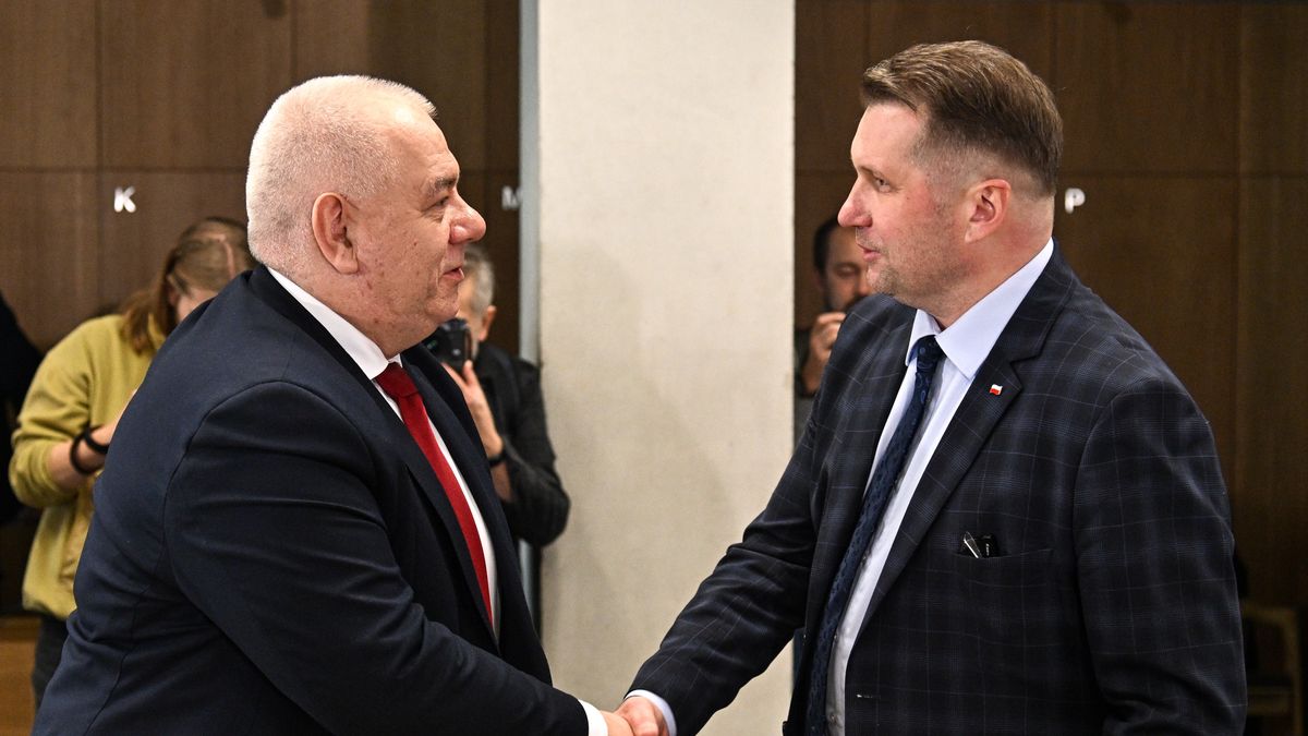 Warszawa, 24.01.2024. Były minister aktywów państwowych Jacek Sasin (L) i poseł PiS Przemysław Czarnek (P) na posiedzeniu sejmowej komisji śledczej do zbadania legalności, prawidłowości oraz celowości działań podjętych w celu przygotowania i przeprowadzenia wyborów Prezydenta Rzeczypospolitej Polskiej w 2020 r. w formie głosowania korespondencyjnego, 24 bm. w Sejmie w Warszawie. (ad) PAP/Radek Pietruszka